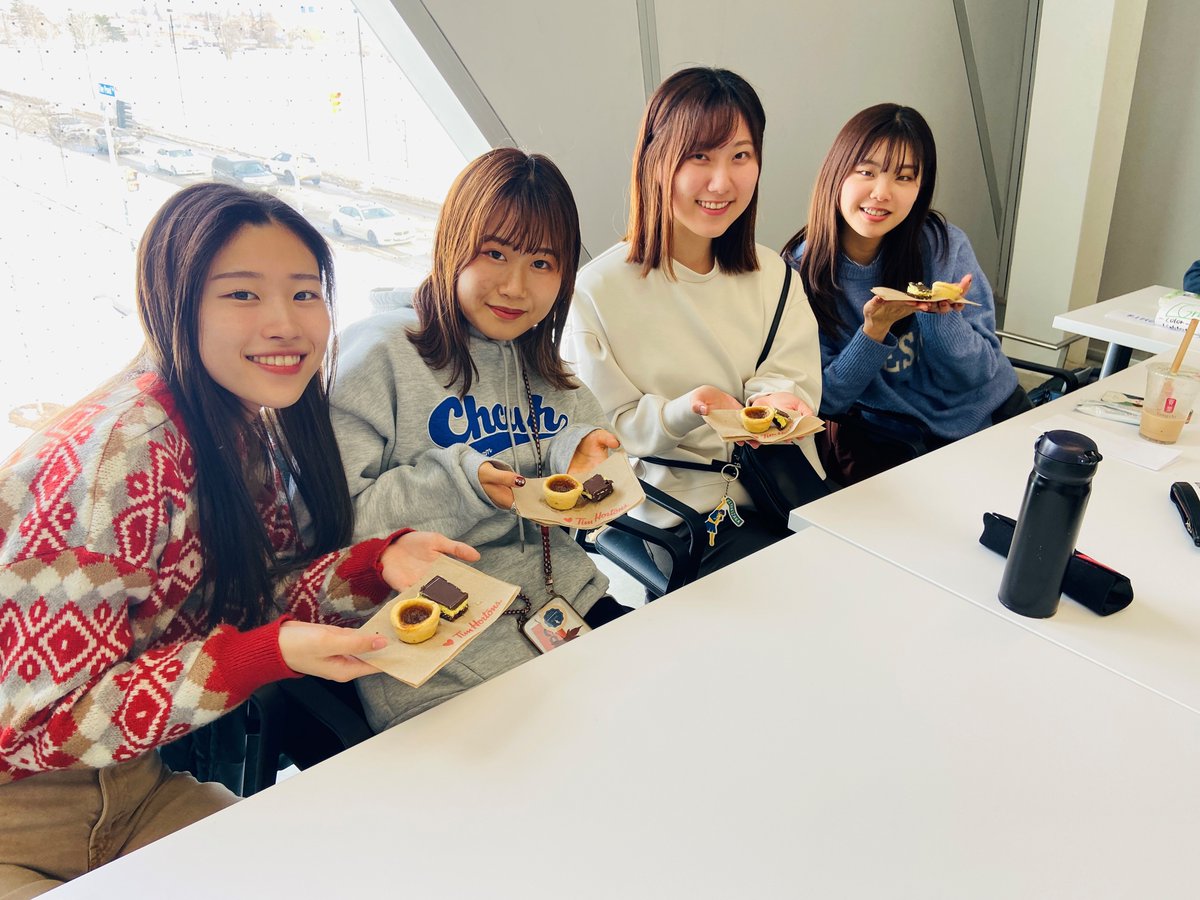 Early this week, students in our #SpringBreakImmersion program presented on iconic Canadian foods, sharing history, origin &amp; ingredients of butter tarts, nanaimo bars, and more! 
_
#YorkUSCS #YUELI