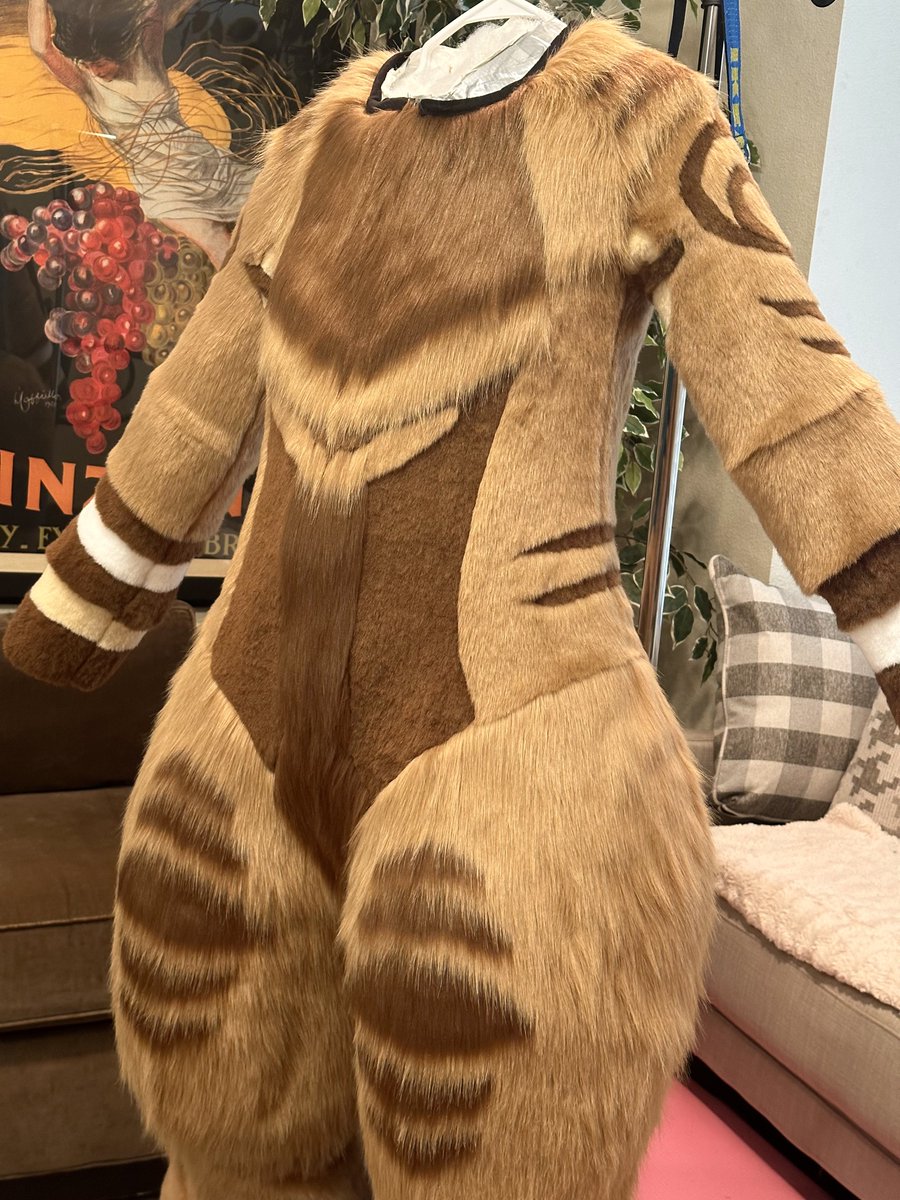 FreakyStudios's tweet photo. Bodysuit w/ zip-on feetpaws + tail commission complete ! 🍂🤎 #FursuitFriday 

This was definitely the most challenging bodysuit I have ever taken on, and I’m very proud of how it turned out !! Thank you to @hyemur for your trust :) https://t.co/uDU9Mz48Ui