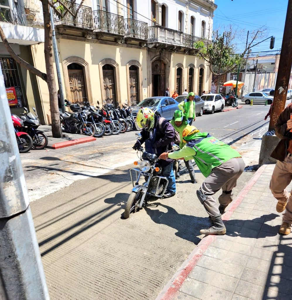 vichoguate's tweet photo. MOTOCICLISTA EN CEMENTO FRESCO:

10ma. Calle y 8va. Avenida zona 1. https://t.co/5AzrEVcm34