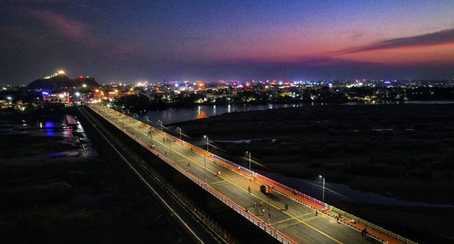 kemoorthy's tweet image. The Cauvery bridge connecting Trichy and Srirangam has been reconstructed and will be opened for traffic today (4 March)
The handrail walls of the bridge are lit up with colored lights. 

#trichy #tiruchy #திருச்சி   #ilovetrichy #trichyit #Trichy  #cauvery