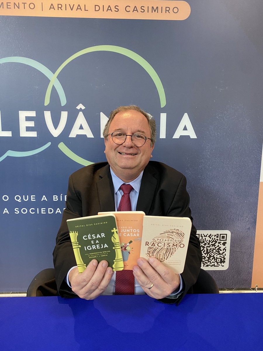 EditoraHeziom's tweet photo. E para fechar o ano, tivemos os lançamentos “Bíblia com Hinário Novo Cântico” e a “Série Relevância”, com três livros do Rev. Arival Dias Casimiro. https://t.co/HMgWLfZqii
