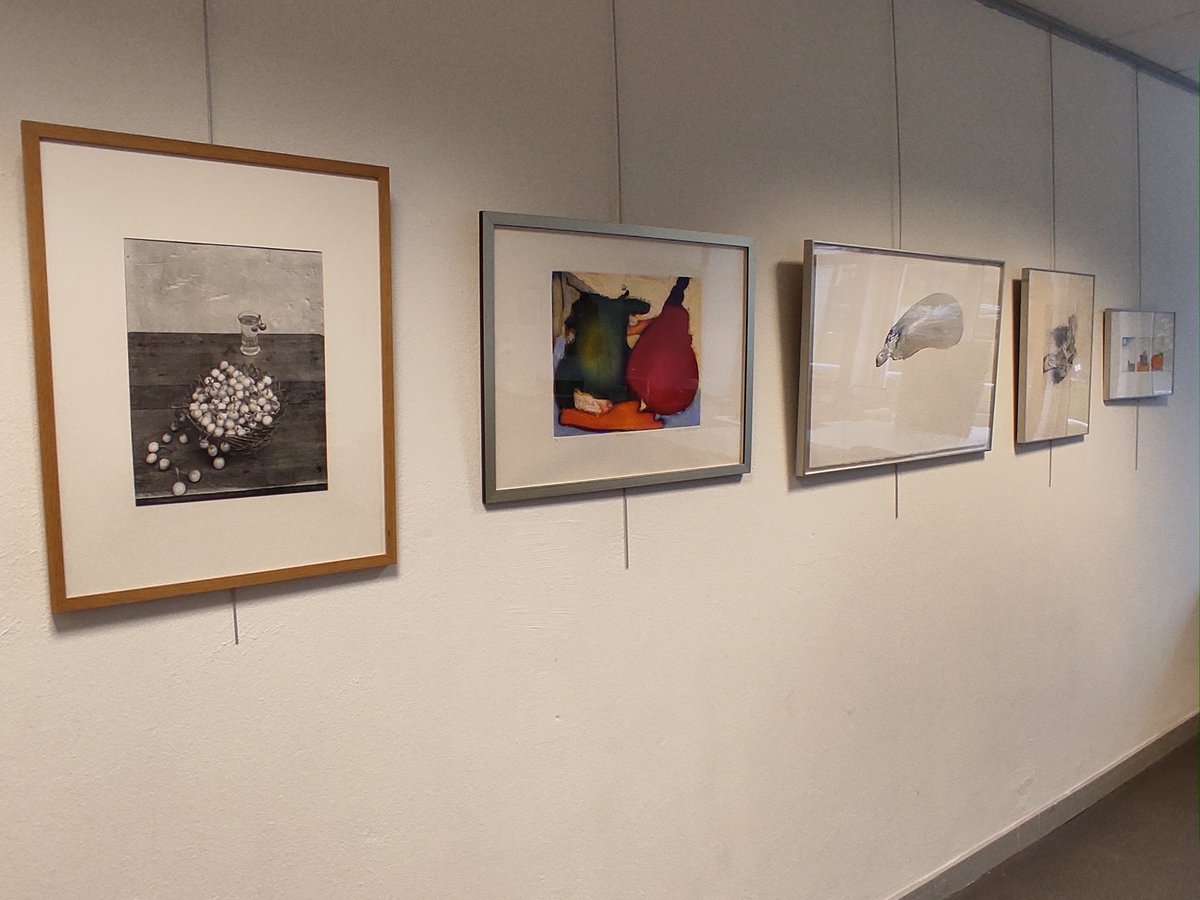 JMarionTARARE's tweet photo. Exposition "Nature morte" au lycée René Cassin de Tarare. 5 œuvres, avec de la photo, de l'aquatinte, du crayon, de l'encre de Chine, de l'aquarelle... À croquer sans modération ! https://t.co/CUAecuDiuZ