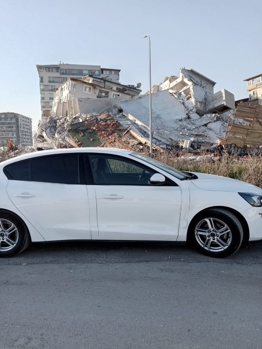 Kac gündür nasıl yaşıyoruz diye soruyorum kendime, evimde içtiğim bi bardak kahvenin huzurunu unutmuşum. Şükrettiğim çoğu şeyi imtihanla kaybettim. Yitirdiğim canları saymaya hatırlamaya utanıyorum. Ölümün yüzüyle karşılaşıp sevdiklerini kaybedince anlıyorsun dünya bir hiç #Hatay