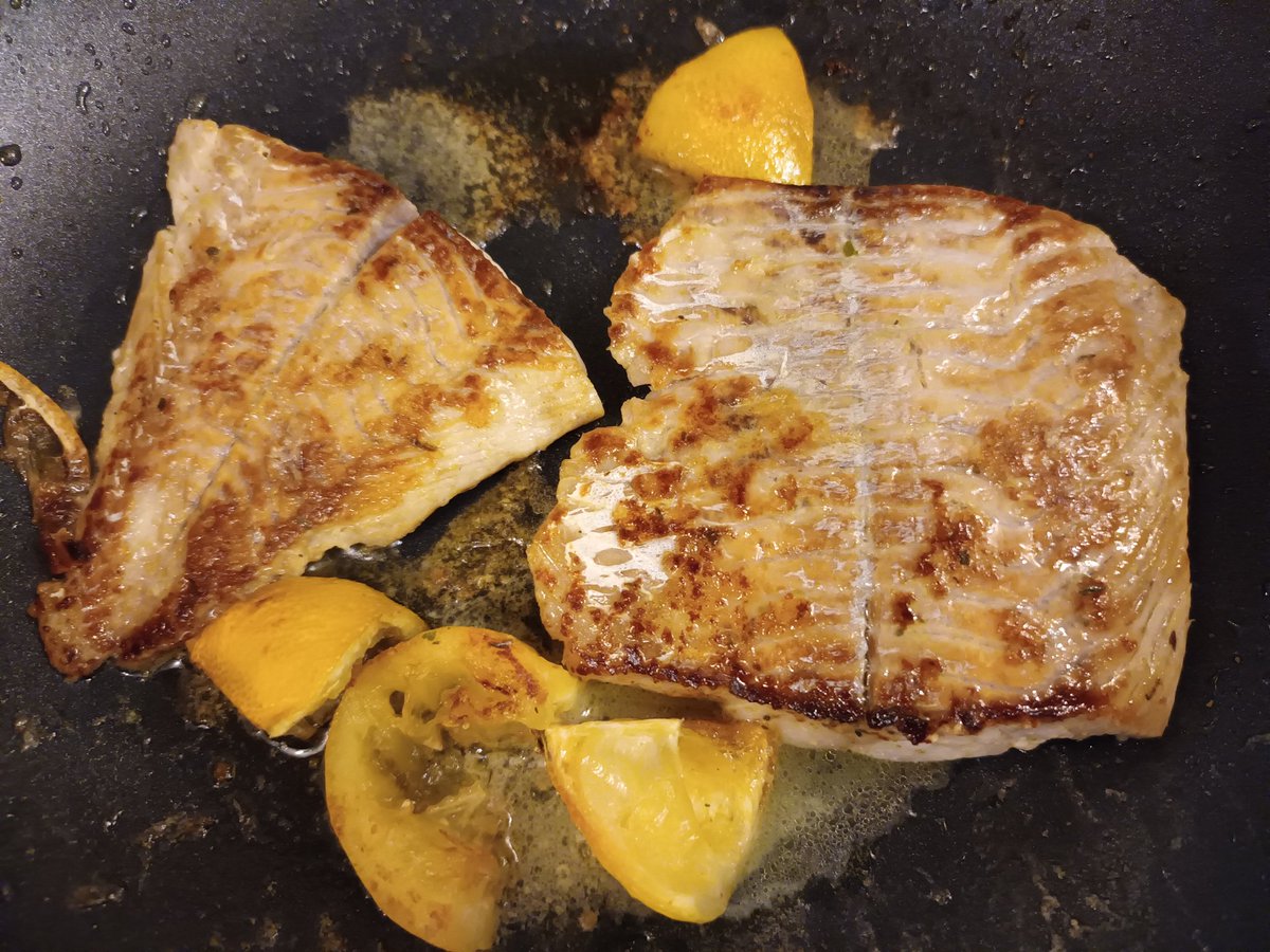kristallnaach's tweet photo. 🍷Heute war #Weintag..#Prost🍷
   ...ähm... 🍷🐟 #Fischtag 🐟🍷
🎣#Heilbutt aus der #FischTheke🎣
..geangelt &amp; ab in die #Hexenküche🧹 https://t.co/54Nd018DAw
