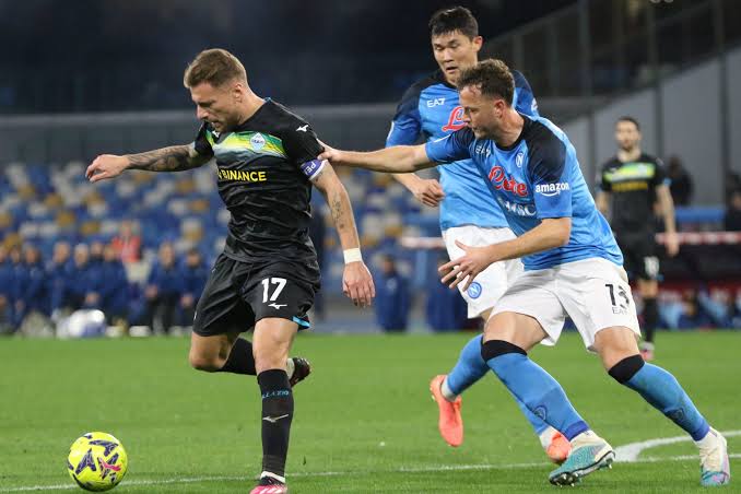 _DTUPNoticias's tweet photo. 💬 ¡LA LAZIO SALE VICTORIOSA ANTE EL LÍDER!

✍️El conjunto Biancocelesti se llevó los 3 puntos en el Diego Armando Maradona y se colocan escolta de un Napoli que suma su 2da derrota (1ra como local) en esta Serie A. La Lazio suma su 3ra victoria.⚠️

#SerieA #Napoli #Lazio https://t.co/AtHieDCLrt