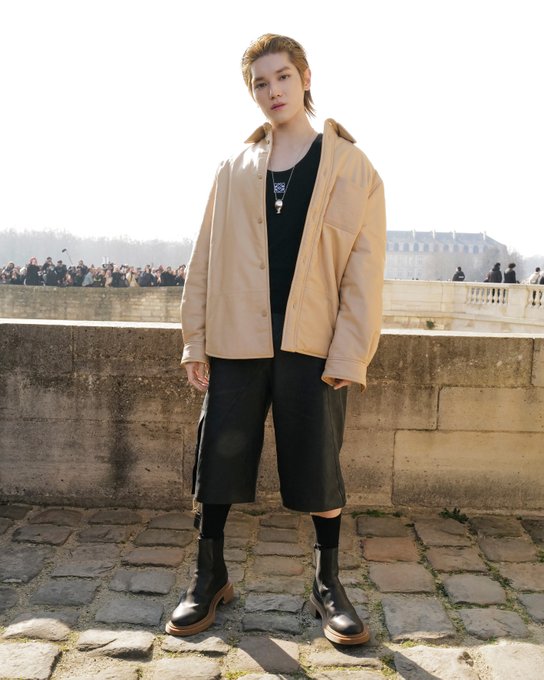 Taeyong arrives for the LOEWE Fall Winter 2023 women's runway show in Paris.

#LOEWE https://t.co/pK