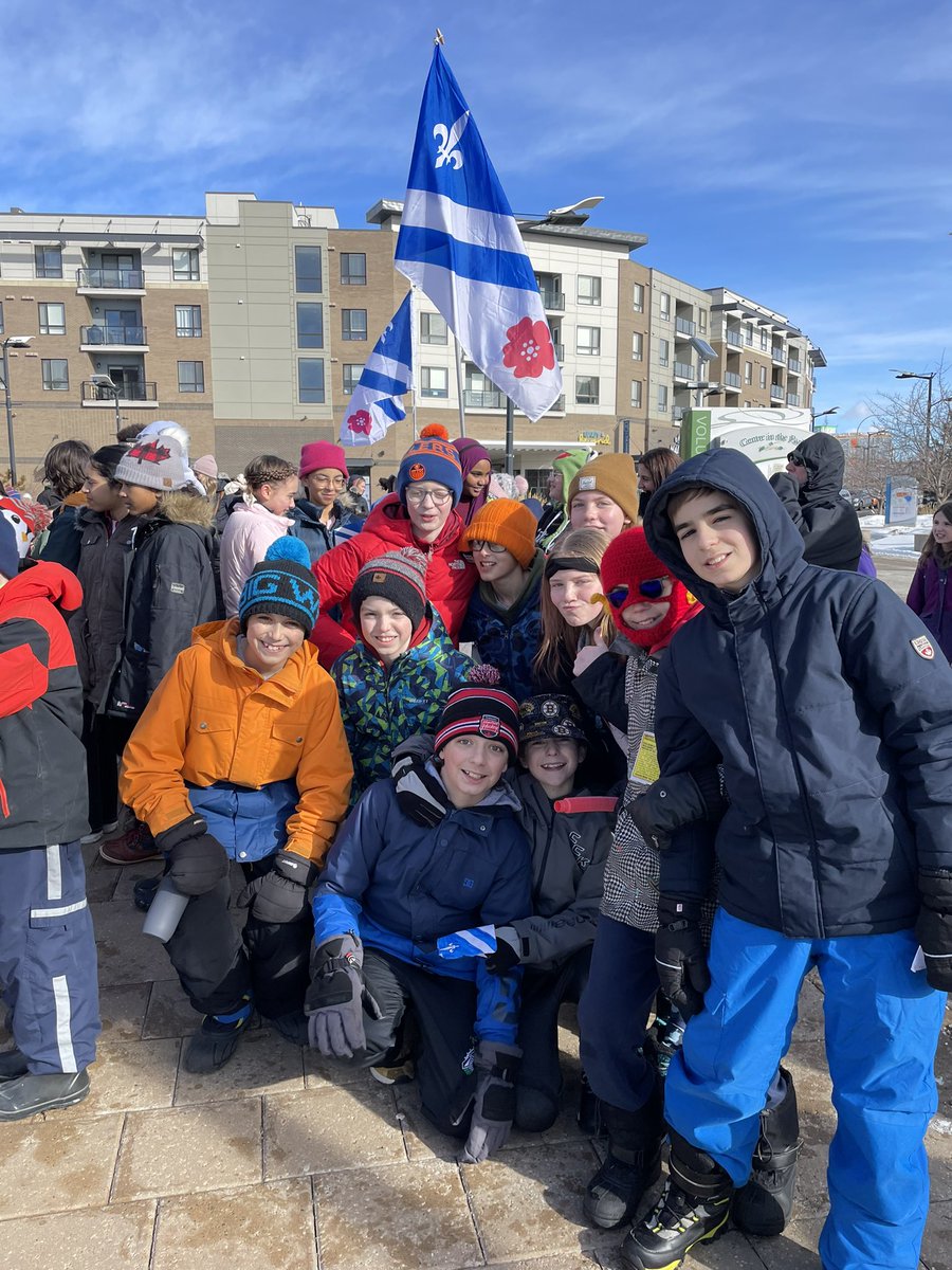 Quel dynamique lever du drapeau #frab à #ShPk en compagnie du Ministre @nateglubish, le député @JordanWalkerAB, et plusieurs conseillers de @StrathcoCounty. On vous souhaite un excellent #MoisDeLaFrancophonie #MoisFrAB