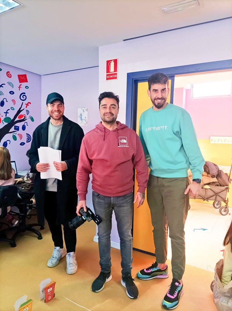 CeipLosValles's tweet photo. Recibimos la visita del equipo del programa @BrigadaTechTVE de @rtve1 para contarles muchas de las actividades TIC que se realizan en el centro: #Leocyl, @fiction_express, #mackeymackey, #codeyrocky, #audiolibros
¡Deseando verlo en @rtve1!
@educacyl
@crfptic
@cfievalladolid https://t.co/nVSPYATpLM