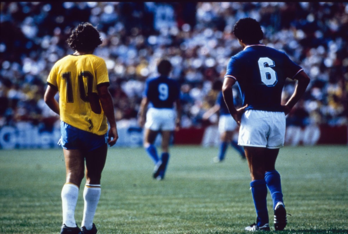 70 anos de Arthur Antunes Coimbra, o Zico

Nem uma camisa rasgada pelo adversário, na mais dolorosa derrota de sua carreira, foi capaz de tirar do Galinho sua classe. Esta é uma história contada em "Anatomia do Sarriá", livro de Piero Trellini publicado pela Grande Área.

🧶