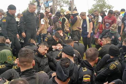 Setenta y nueve policías continúan privados de la libertad en Caquetá

El Gobierno dice que los policías que están retenidos por los manifestantes han recibido alimentación y agua. 
➡️elespectador.com/judicial/polic…