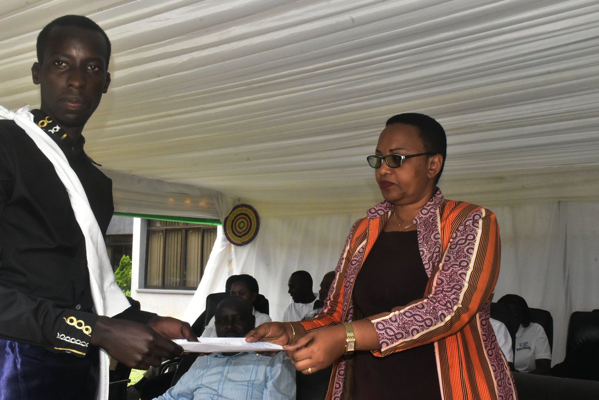 Guildcouncil250's tweet photo. Muri uyu muhango wo gusoza #RPInductionWeek2023 muri IPRC GISHARI umushyitsi mukuru ,Mme @JeanneBihogo  yakanguriye abanyeshuri bashya,Gukoresha neza amahirwe bahawe na Leta yo kwiga,Ndetse no kurangwa n'indangagaciro na kirazira z'umuco nyarwanda. https://t.co/cNwAhcWyZw