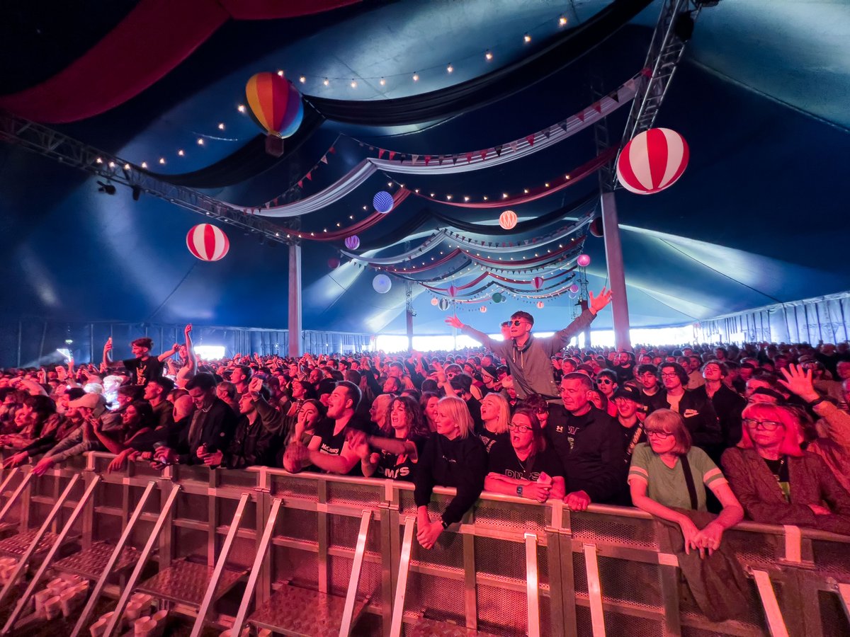 RandRCircus's tweet photo. Sheffield This is not a drill, @RandRCircus featuring @NoelGallagher, @Happy_Mondays, @thecribs , @joyformidable and @SomebodysChild1 will sell out, make sure you are in the tent
Tickets here: https://t.co/9BgSsS6Mhu 🎪 https://t.co/NirAG42VzF