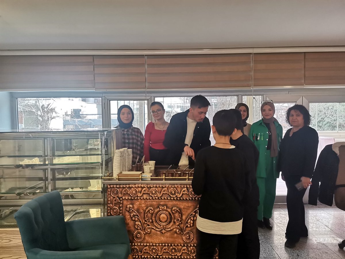 Ankara Üniversitesi Sağlık Hizmetleri Meslek Yüksekokulu öğrencilerimiz, deprem bölgelerinden gelen misafirlerimizin acılarını paylaşmak, onların yanında olmak ve bu zorlu süreci hep birlikte aşabileceğimiz hissiyle bir fincan kahveyi vesile kıldılar.

<a href="/AnkaraUni/">Ankara Üniversitesi</a>
<a href="/necdetunuvar/">Necdet Ünüvar</a>
