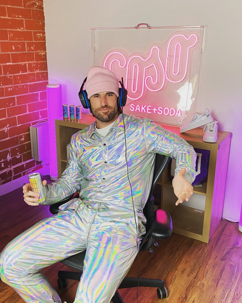 finally got a cute lil streaming studio!! make sure to follow us on Twitch (twitch.tv/sososakesoda) and drop by our stream tonight starting at 7pm PST