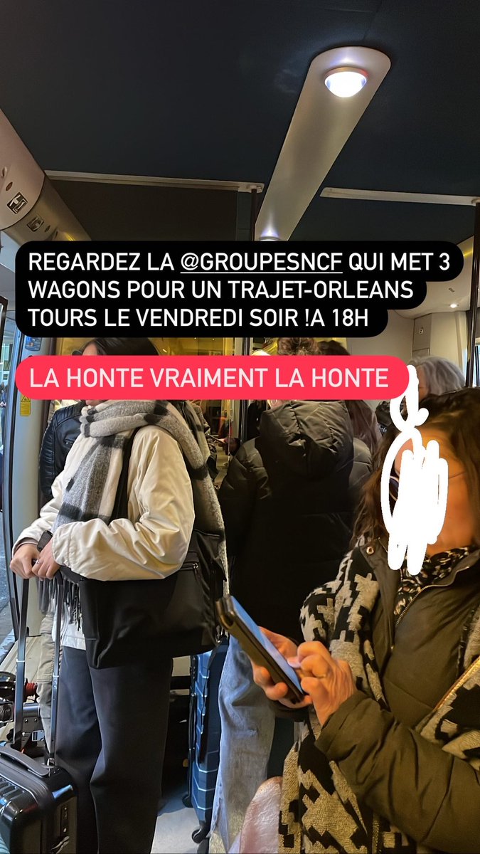 sassmpo's tweet photo. @SNCFVoyageurs 
3 wagons pour un Orleans-Tours à 18h le vendredi. Vous ne faites aucune étude de marché et fréquentation sur vos lignes ??? 
Les plateformes sont pleines de gens debout. C’est Inadmissible ! https://t.co/btl8aP4Lt0