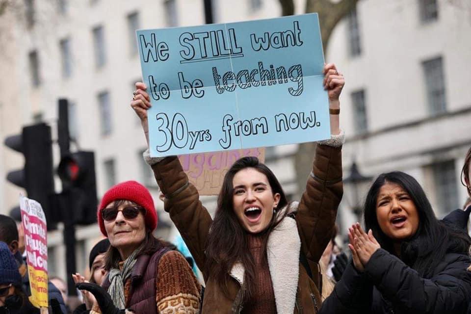 Compare the commitment of these young teachers to our children's education with the disdain and contempt shown by the Government,  through years of under funding.

Gillian Keegan - parents &amp; carers support teachers 🙌🙌🙌  #SaveOurSchools #PayUp 

Photos <a href="/NEUnion/">National Education Union</a> 
📷Rehan Jamil