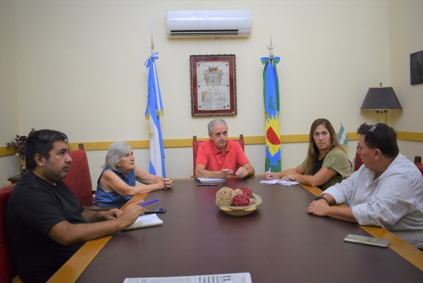 MuniChascomus's tweet photo. Reunión para incentivar la inscripción de jóvenes 🧒🏼👧🏻al #PlanProgresar. https://t.co/mscrhBZnD1 https://t.co/7MKIXTzXCl