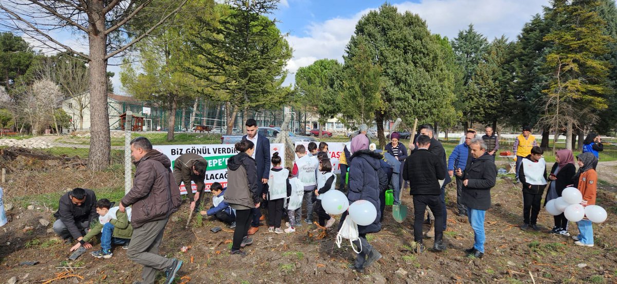 Depremden etkilenip İlçemize gelen çocuklarımız ve aileleriyle birlikte agaç dikme etkinligi gerçekleştirdik.Etkinliğimize Balıkesir Gençlik ve Spor İl Müdürümüz Syn. Adem ÖZALP , Kaymakamımız Syn. Muhammed Üsame SOYSAL ve Belediye Başkan Yrd. Syn Efkan TAVŞAN da katılım sağladı.