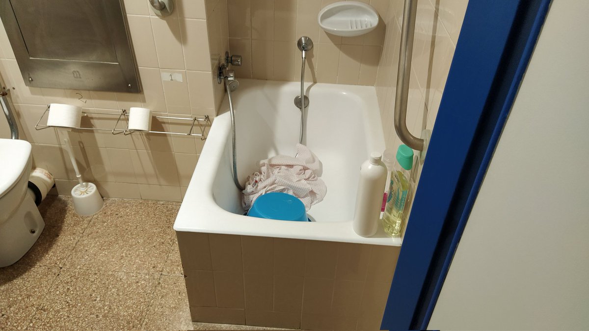 muchocastro's tweet photo. Una cosa Sr. @RevillaMiguelA quizá sería buena idea sustituir las bañeras del @HospitalLaredo por duchas ¿no cree? No sería una gran inversión y ayudaría mucho a los pacientes de @latierruca #cantabria https://t.co/xUcXjE2Fsa