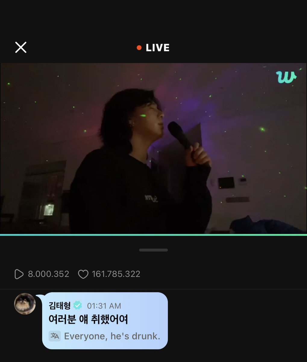 kiss_seven7's tweet photo. — #V comento el live de #Jungkook

🐻: Chicos, este chico está borracho
🐻: El (nos/me) está haciendo reir. https://t.co/qy6q5ZDiLm