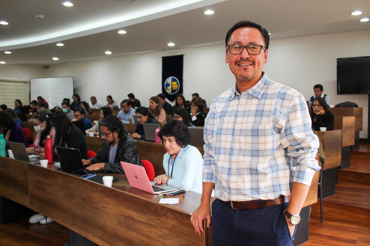 upsalesianaec's tweet photo. 👩‍💻🧑‍💻 Docentes de la sede #Quito asistieron al taller de #redacción #científica dictado por Esteban Inga, coordinador de #investigación. 

#UPSQuito #UPSEcuador 💛💙 https://t.co/fD0CIzsynt