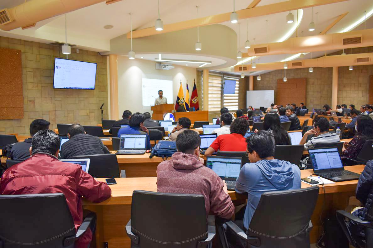 upsalesianaec's tweet photo. 👩‍💻🧑‍💻 Docentes de la sede #Quito asistieron al taller de #redacción #científica dictado por Esteban Inga, coordinador de #investigación. 

#UPSQuito #UPSEcuador 💛💙 https://t.co/fD0CIzsynt