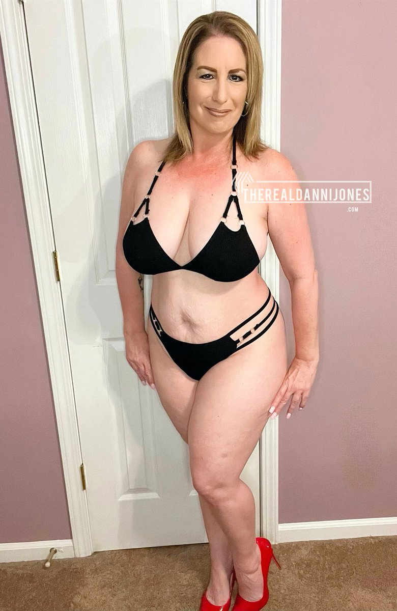 TGIFFF!!! Hope you have a naughty weekend!! 😈 https://t.co/mnUyOeBcFU