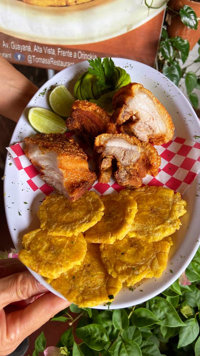 tomasarest's tweet photo. ¿Te provoca?🤤
𝗠í𝗿𝗮𝗹𝗼 𝘂𝗻 𝗽𝗼𝗰𝗼 𝗺á𝘀 𝗱𝗲 𝗰𝗲𝗿𝗰𝗮😍
Así es como se ve nuestro #ChicharronCarnudo + #Tostones
👉Ahora 𝗗𝗜𝗦𝗣𝗢𝗡𝗜𝗕𝗟𝗘 en @tomasarest
¡𝗣Í𝗗𝗘𝗟𝗢 𝗬𝗔!😉
#Chicharron #Pork #Porks #Cochino #Cochinofrito #puertoordaz #pzo #ciudadguayana #pzocity https://t.co/sQIPi4leiK