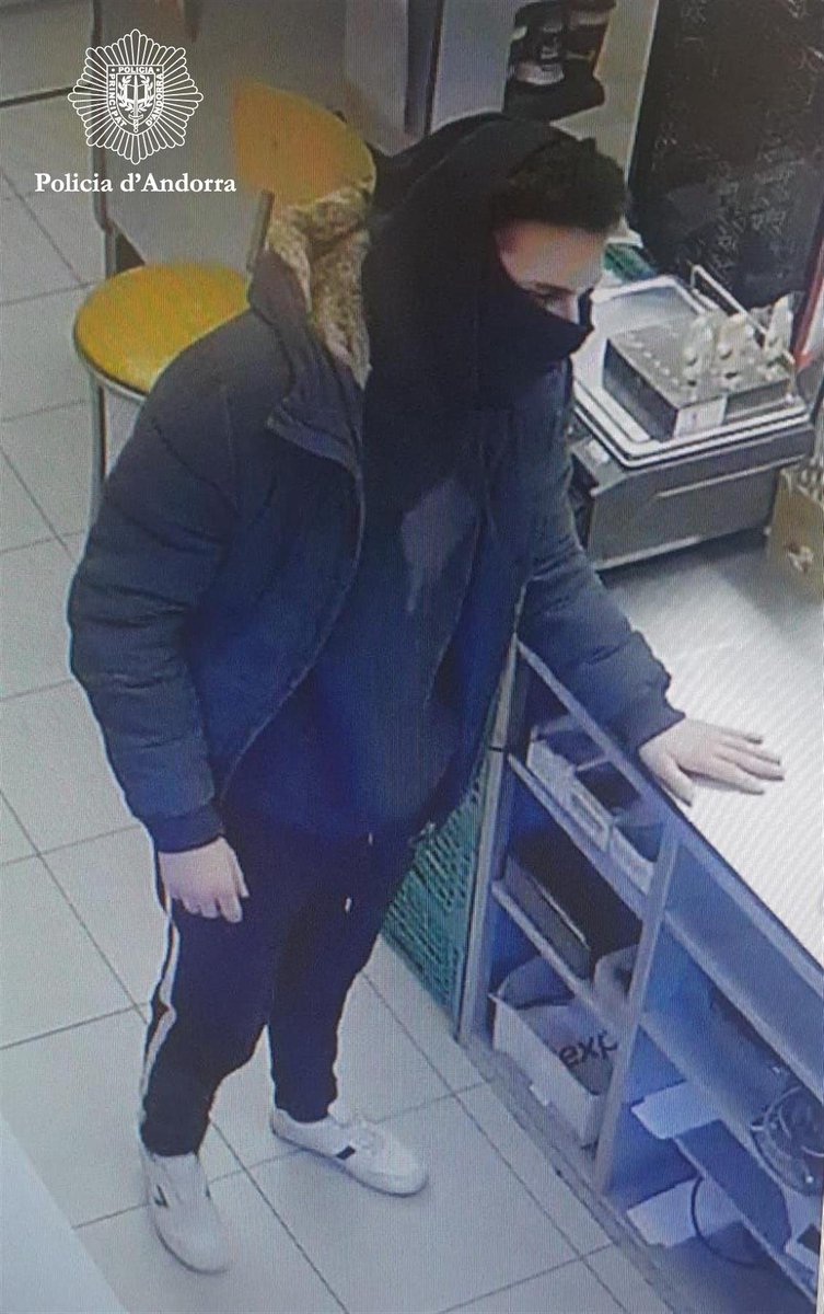 andorra_policia's tweet photo. Demanem la col·laboració ciutadana per localitzar l’autor de l’atracament a una benzinera.
De cabell fosc i arrissat,  anava vestit amb jaqueta negra, dessuadora negra amb caputxa, pantaló de xandall negre amb ratlla blanca i vambes blanques.

Més info a➡️https://t.co/FlxoOVT7bt https://t.co/1fo40XAxgD
