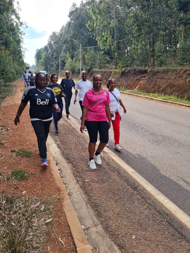 chu_butare's tweet photo. Umubyibuho ukabije ugira ingaruka zitandukanye harimo kuba byaba impamvu yo kurwara indwara z'umutima ( umuvuduko w'amaraso, ...); indwara y'igisukari: Diyabete;... Mu kwirinda urasabwa kwiyitaho mu mirire, gukora siporo byibuza iminota 30 buri munsi, etc. Siporo ni ubuzima! https://t.co/8T7UEShLC9