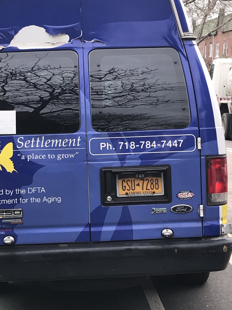 .@Riis_Settlement (funded by @NYCAging) shouldn't hire drivers who don't know better than to park in the Crescent Street 'protected' bike lane. 
#bikenyc #bikeqns #BeAGoodNeighbor
@NYCBikeLanes @NYC_DOT @NYPD114Pct