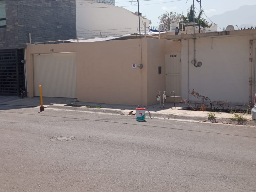 Quiero denunciar a vecinos que separan espacios para estacionamiento sin contar con exclusivos, la calle es Santa Anita en los numeros 2220 y 2225 en la colonia Residencial Floridad de Monterrey <a href="/mtygob/">Gobierno Monterrey</a> @SSPCMonterrey <a href="/colosioriojas/">Donaldo Colosio</a>