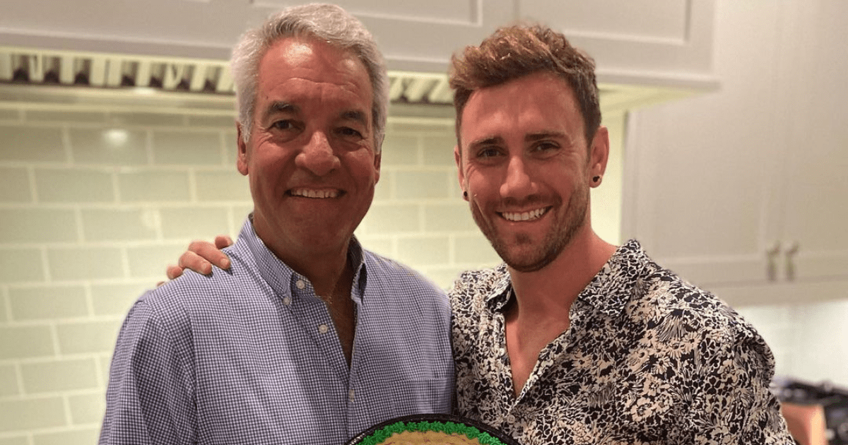 instinctmag's tweet photo. LOOK: Fyre Fest Water Bottle Guy Shares a Cute Anniversary Pic with Hot Boyfie https://t.co/l7v7C9KpW7 #Entertainment #andyking #fyrefestival #FyreFestWaterBottleGuy #Gay https://t.co/SkZkj2Fus3