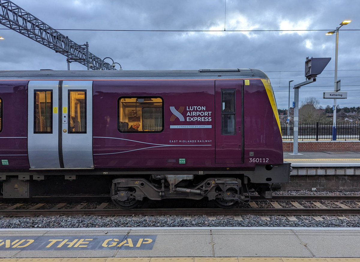 DownOnTheStour's tweet photo. After a change of pace riding a Southern back plus a change at East Croydon I'm back in the Smoke 💨
Time to mix it up going home by using EMR on the MML✌️
#DispatchersOfTwitter #RailwayPhotography #railwaytwitter #class360 #class73 #class377 https://t.co/6KMV172TKo