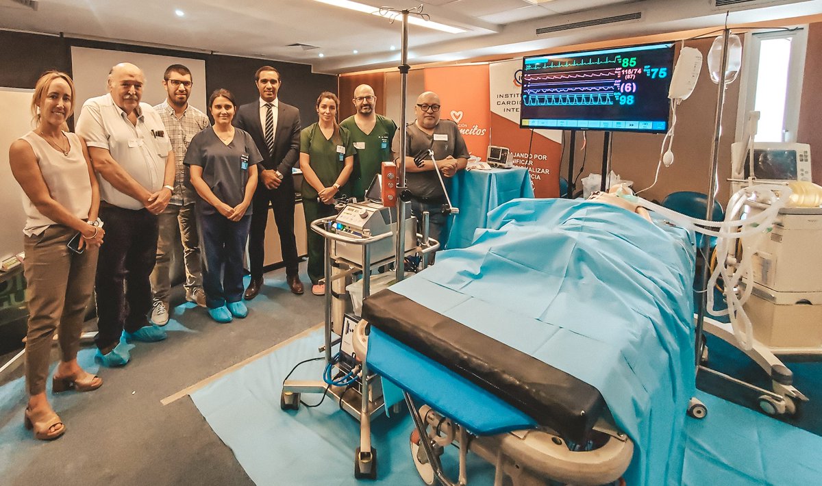 El subsecretario <a href="/JoseSatdjian/">Jose Luis Satdjian</a> acompañó la capacitación sobre oxigenación por membrana extracorpórea (ECMO), un equipo que proporciona soporte cardíaco y respiratorio a pacientes mientras estos órganos no funcionan adecuadamente.