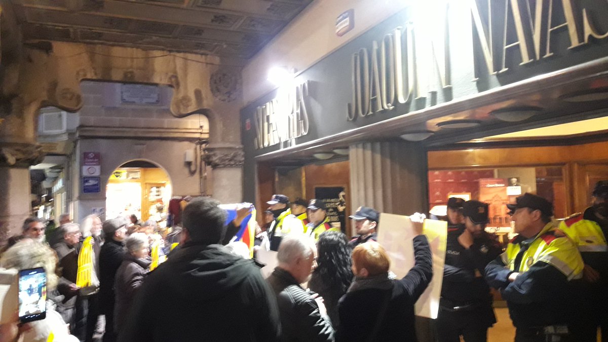 Ara mateix concentració de rebuig a Meritxell Batet del PSOE davant la Casa Navas.

Des de l'<a href="/assemblea/">Assemblea Nacional Catalana</a> us animem a venir