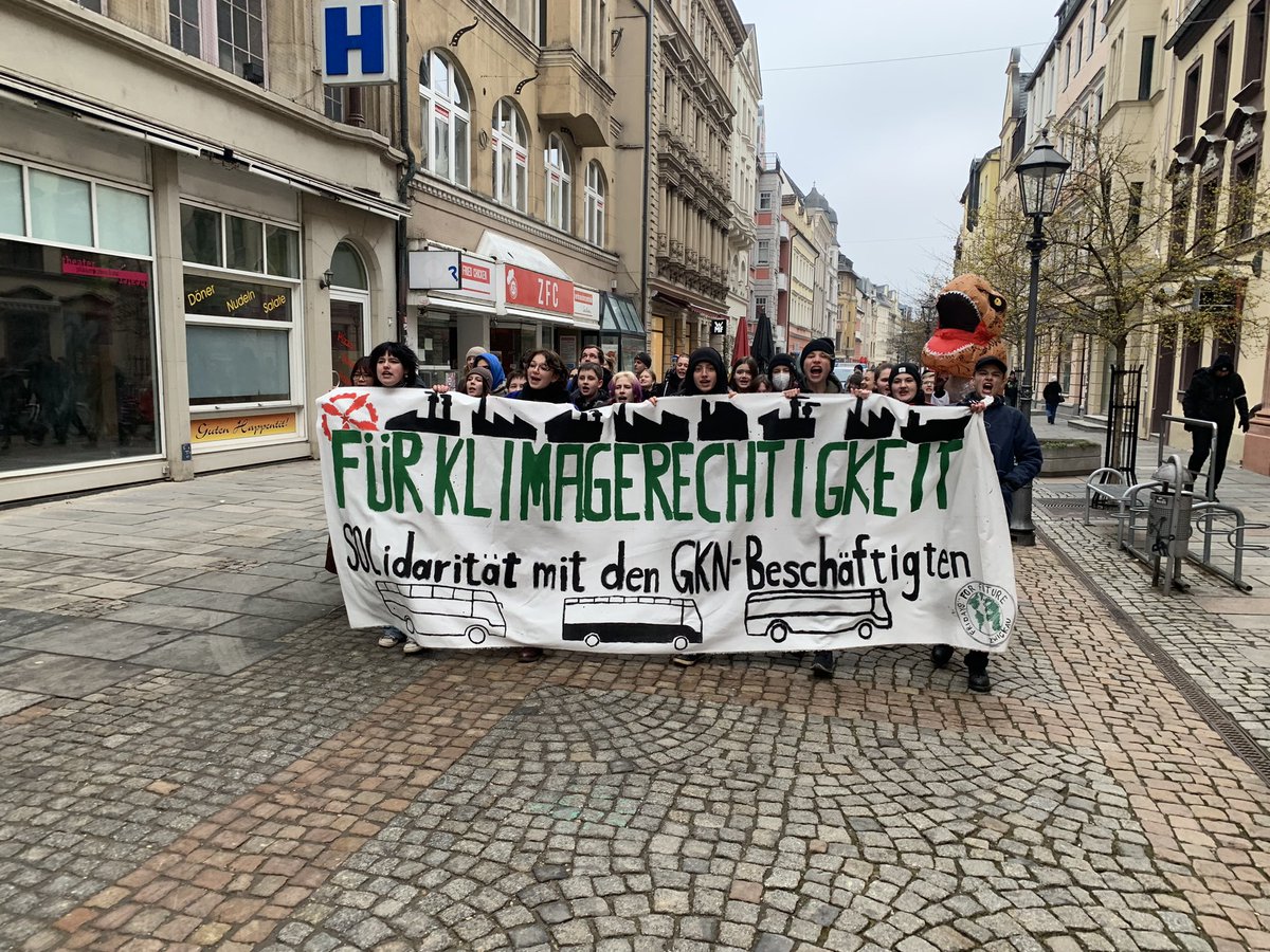 FFF_Zwickau's tweet photo. Nach Redebeiträgen über die ökologische Bewegung in Kurdistan, über Heibo und Lützi, sowie über globale Klimaungerechtigkeit endete unsere Demonstration lautstark am Zwickauer Hauptmarkt. 4/x https://t.co/0G8xD9j24x