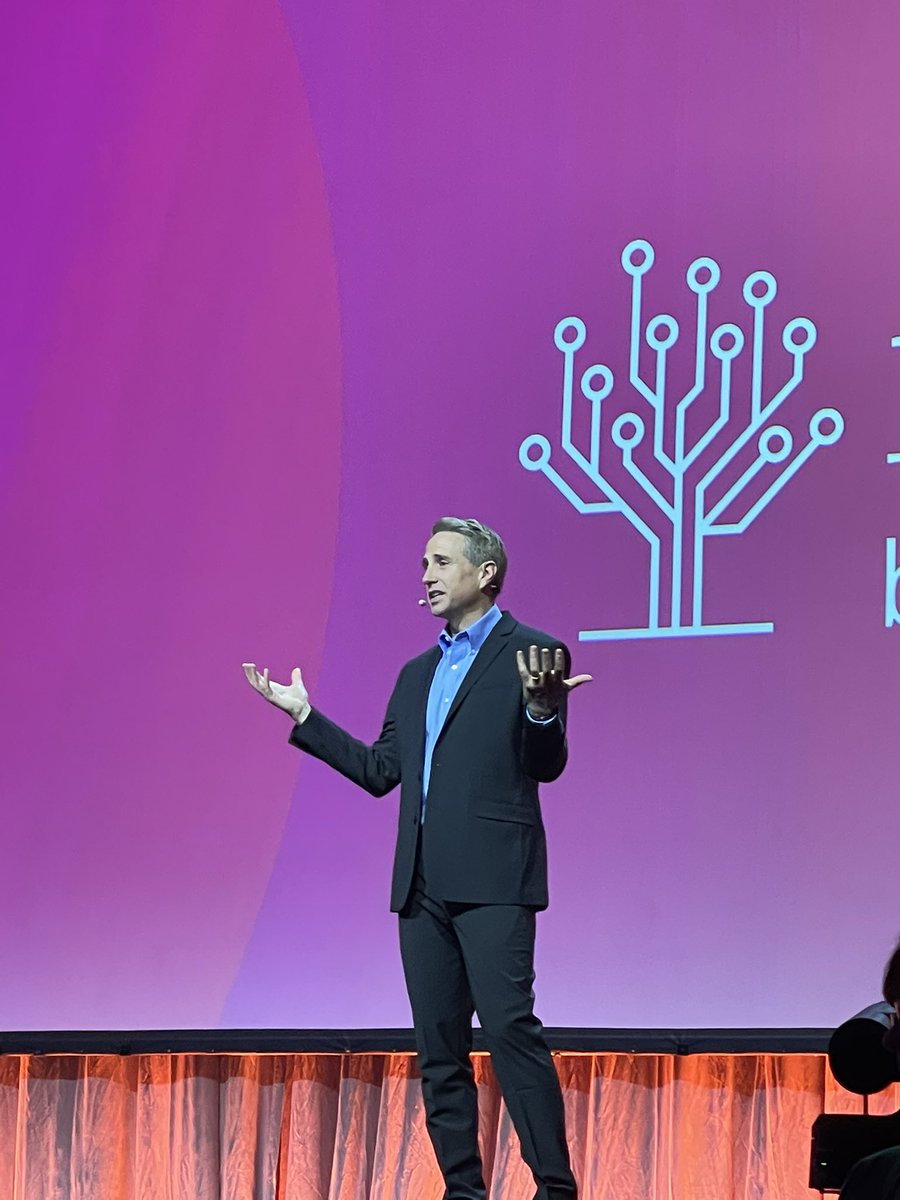CreativeHws's tweet photo. Back for @RootsTechConf Day 2 with @KirbyHeyborne ! #RootsTech2023 #rootstech https://t.co/56VamORdsC