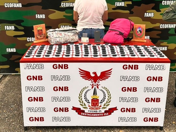 #YoSoyFANB IMPLACABLES !!! Centinelas del .@D213_GNB21 y de la @uria21oficial de servicio en el PAC El Carira detiene una cddna. Que transportaba de manera oculta en un bolso de mano 95 dediles de cocaína (1,370 Kgs) caso A/O del M.P. #ChávezCorazónDeLosPueblos .@GNBCmdtGral