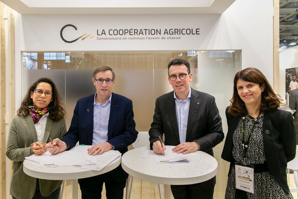 PeltierPascal's tweet image. Au #SIA2023 ce matin nous avons signé une convention avec @lacoopagricole. Avec @ChargeDom nous avons une ambition commune : agir ensemble pour permettre aux produits de nos territoires d’être plus présents dans notre belle gastronomie !
