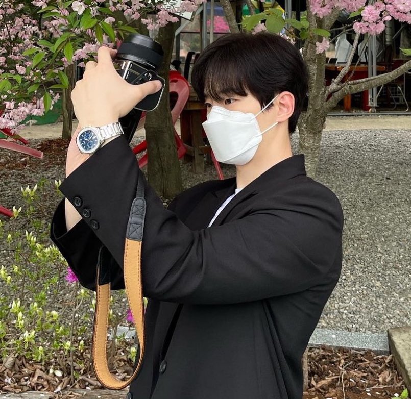 2pmleejunho06's tweet photo. Baby looking photographer in action❤️🐧 He is in his thirties but why so adorable? #LeeJunho #Junho #2PM #LDFModelWeek https://t.co/XurDuX85Ki