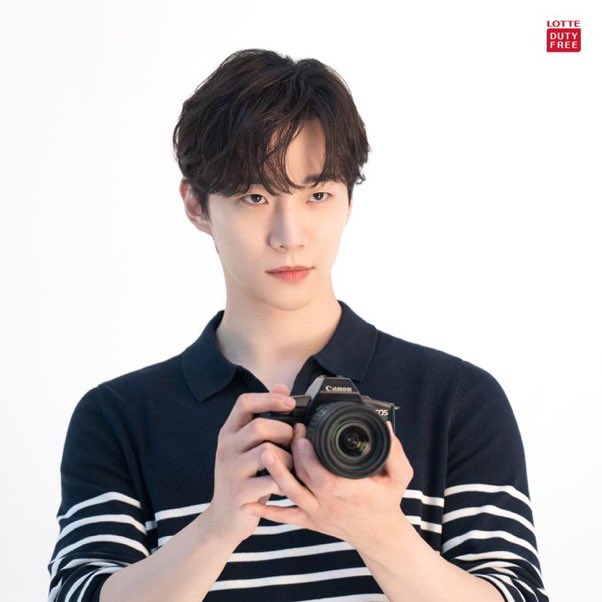 2pmleejunho06's tweet photo. Baby looking photographer in action❤️🐧 He is in his thirties but why so adorable? #LeeJunho #Junho #2PM #LDFModelWeek https://t.co/XurDuX85Ki