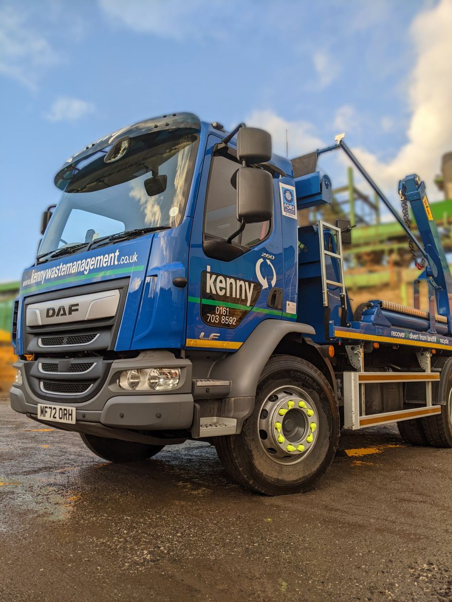 MotusDAF's tweet photo. The first of four 19T LF 260 Skip Loaders for Kenny Waste Management this year, from #MotusCommercials #Manchester - #DAF.✨
Explore the LF ➡️ https://t.co/7h0Z0EAfrr
#NewTruck #Truck #DAFLF #NewDAF #DAFTruck #Skiploader #Skips #Waste #TrucksForSale #MotusDAF #FridayFeeling https://t.co/EiJC5fkFLq