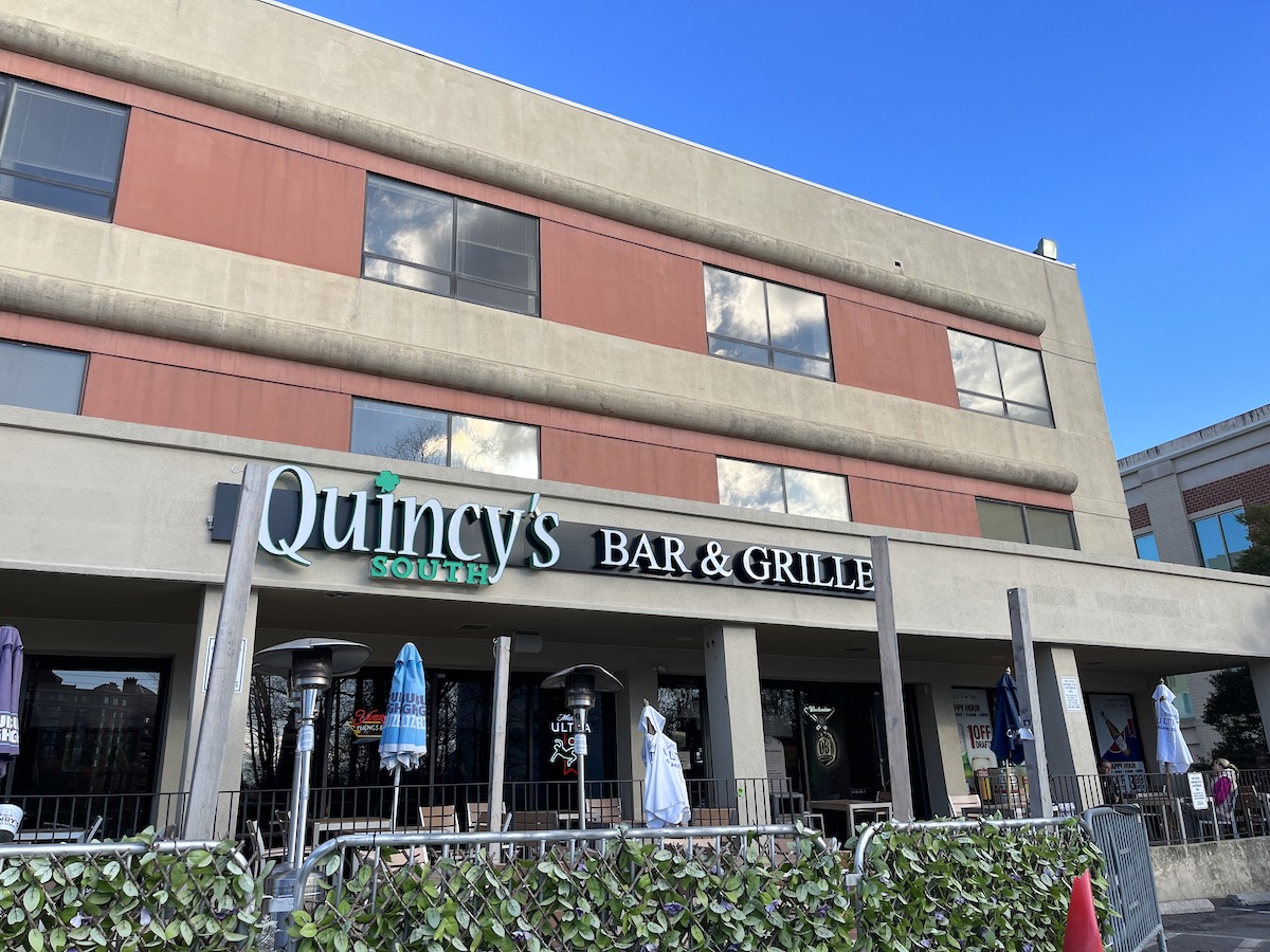 StoreReporter_'s tweet photo. This week in Store Reporter: 
🎁💐#RedOrchard gift shop moves into new digs at @ShopWildwood.
🍲🍻#TaraThai exits @WestfieldMON, #Quincys exits North Bethesda.
🍪☕️#CornerBakery files Chapter 11, but the @WestfieldMON location will stay in business.
https://t.co/YyrQpaLSFf https://t.co/8sakgInD5s