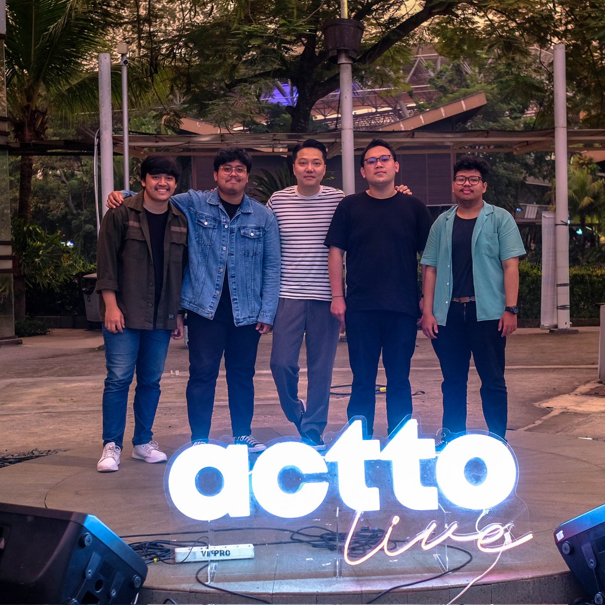 halunan_'s tweet photo. Kalo ada kata yg lebih baik dari keren banget mungkin itu patut kita kasih buat @acttomedia @goodbrianhere karena bikin acara Actto Intimate Talk Concert jadi sukses dan lancar.

Foto oleh : @afrizalramadhan_ 
#halunan #actto #acttomediaindonesia #kumulobsd https://t.co/JFfQrb3ghK