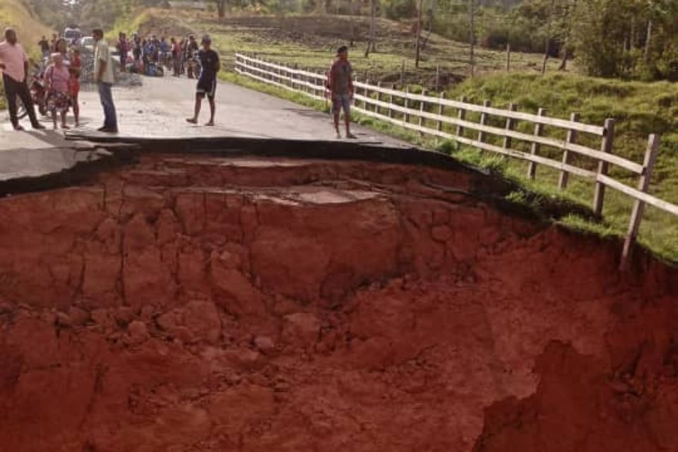DiarioTalCual's tweet photo. Paso a Santa Elena de Uairén en Bolívar está restringido por «mega cráter» en la vía #TalCual #ClaroyRaspao #ColapsoTotal https://t.co/kOAC036QzT https://t.co/hKl320djbl