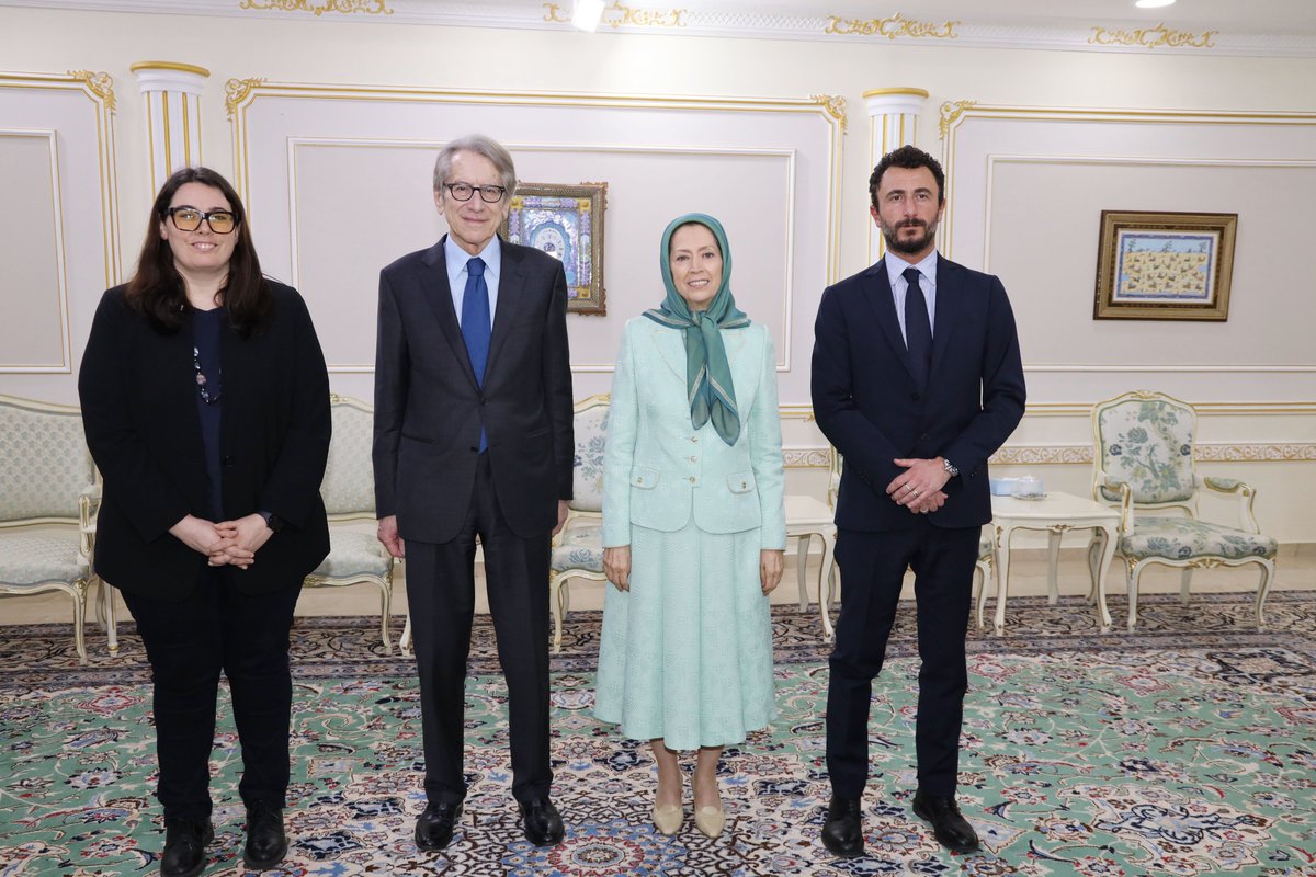 Maryam_Rajavi_P's tweet photo. ملاقات با هياتی از پارلمانترهای ايتاليا
#ایران
https://t.co/VUBcUG0JXh https://t.co/DuC6Bu5fXY