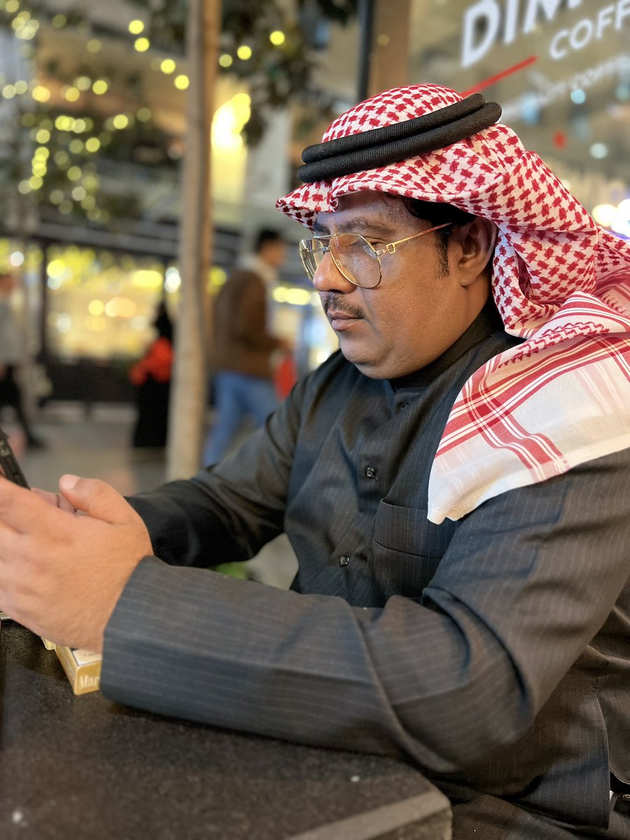 اشوف كلٍ له رفيق وله خوي
وتبين الرفقه اليا طال الطريق

واللي من علوم المراجل مرتوي
هذا رفيقي يوم كلٍ له رفيق