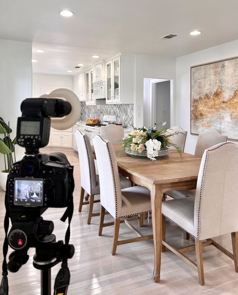 sharp_frame's tweet image. Guadalupe shared this BTS from a recent shoot. Swipe ➡️ to see the result!

#photographer #sharpframemedia #dallasphotographer #dallasrealestate #dfw #sanantonio #sanantoniot× #texas #sanantoniophotographer #realestate #sanantoniorealtor #behindthescenes