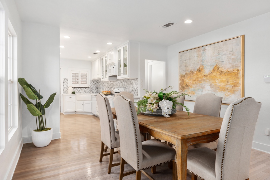 sharp_frame's tweet image. Guadalupe shared this BTS from a recent shoot. Swipe ➡️ to see the result!

#photographer #sharpframemedia #dallasphotographer #dallasrealestate #dfw #sanantonio #sanantoniot× #texas #sanantoniophotographer #realestate #sanantoniorealtor #behindthescenes